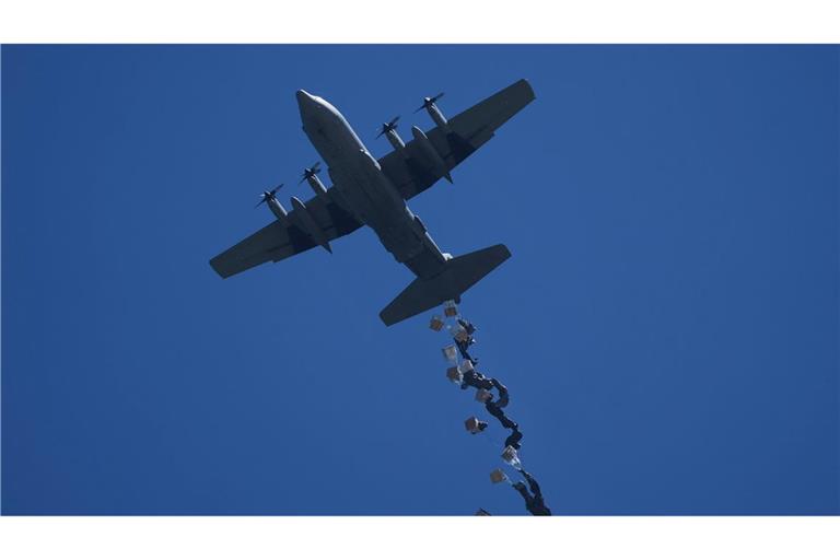 Ein Flugzeug wirft humanitäre Hilfe für Palästinenser über Zawaida im zentralen Gazastreifen ab.