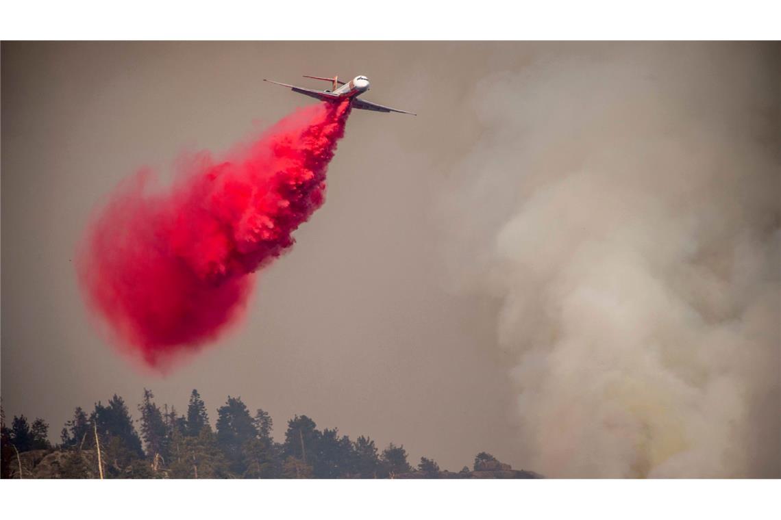 Ein Flugzeug wirft Löschmittel auf das Garnet Fire in Kalifornien ab.