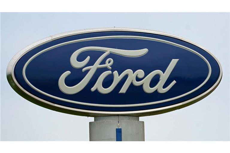 Ein Ford-Logo ist auf der Beschilderung von Country Ford in Graham, N.C., zu sehen.