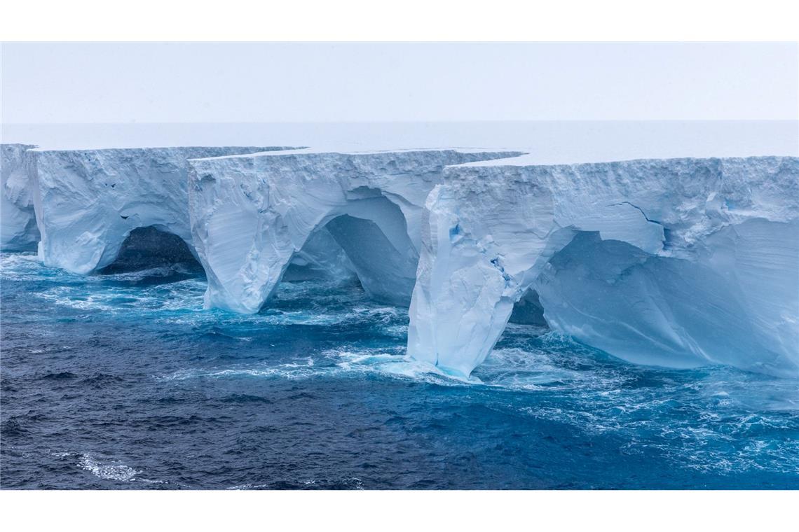 Einst größter Eisberg der Welt wohl bald verschwunden Ein Forscher beschreibt den Eisberg wie "eine Wand von Horizont zu Horizont".