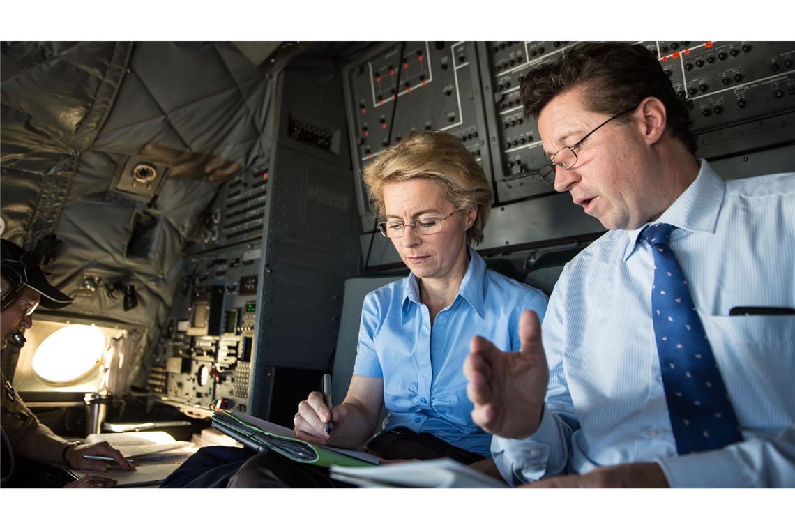 Merz holt zwei Möglichmacher von Brüssel nach Berlin Ein Foto aus alten Tagen. 2014 war EU-Kommissionschefin Ursula von der Leyen noch deutsche Verteidigungsministerin und flog in den Irak. Als erfahrener Berater dabei: Geza Andreas von Geyr, damals Abteilungsleiter Politik im Ministerium.