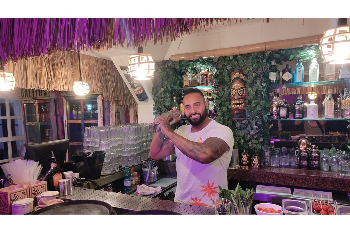 Bar von "Goodbye Deutschland"-Auswanderer abgebrannt Ein Foto aus dem Jahr 2022: Da stand Sohel Abdoulkhanzadeh hinter der intakten Bar. (Archivbild)