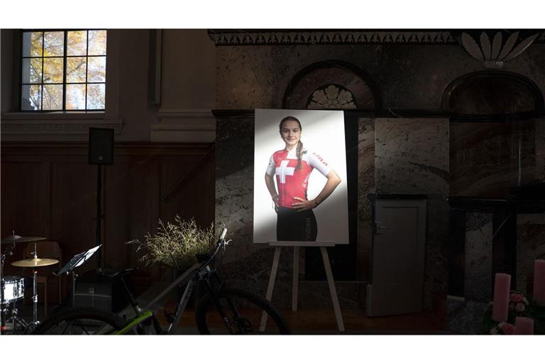 Ein Foto von Muriel Furrer steht bei der Trauerfeier in der reformierten Kirche Uster. (Archivbild)