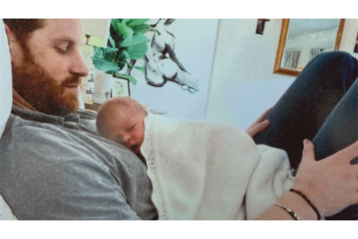 Ein Foto zeigt Archie als Baby auf der Brust seines Vaters, Prinz Harry.