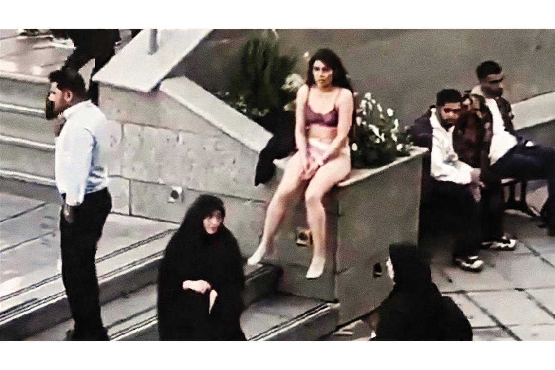 Studentin entblößt sich bis auf Unterwäsche – Sittenwächter nehmen sie fest Ein Foto zeigt die spärlich bekleidete Frau in Teheran.