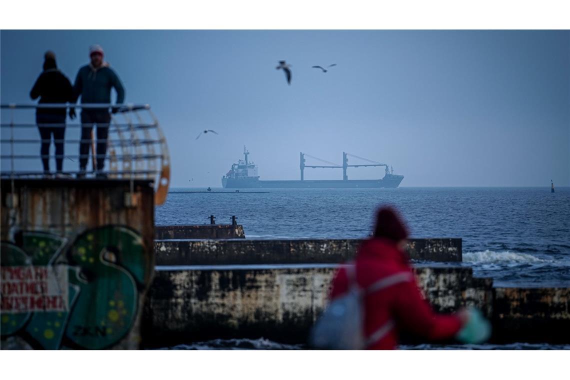 Kreml stellt Bedingungen für sichere Schwarzmeer-Schifffahrt Ein Frachter läuft aus dem Hafen von Odessa auf das Schwarze Meer aus. (Archivbild)
