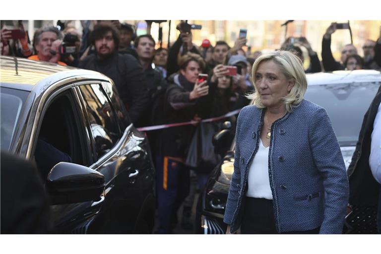 Ein französisches Gericht hat Le Pen wegen Veruntreuung öffentlicher Gelder schuldig gesprochen.