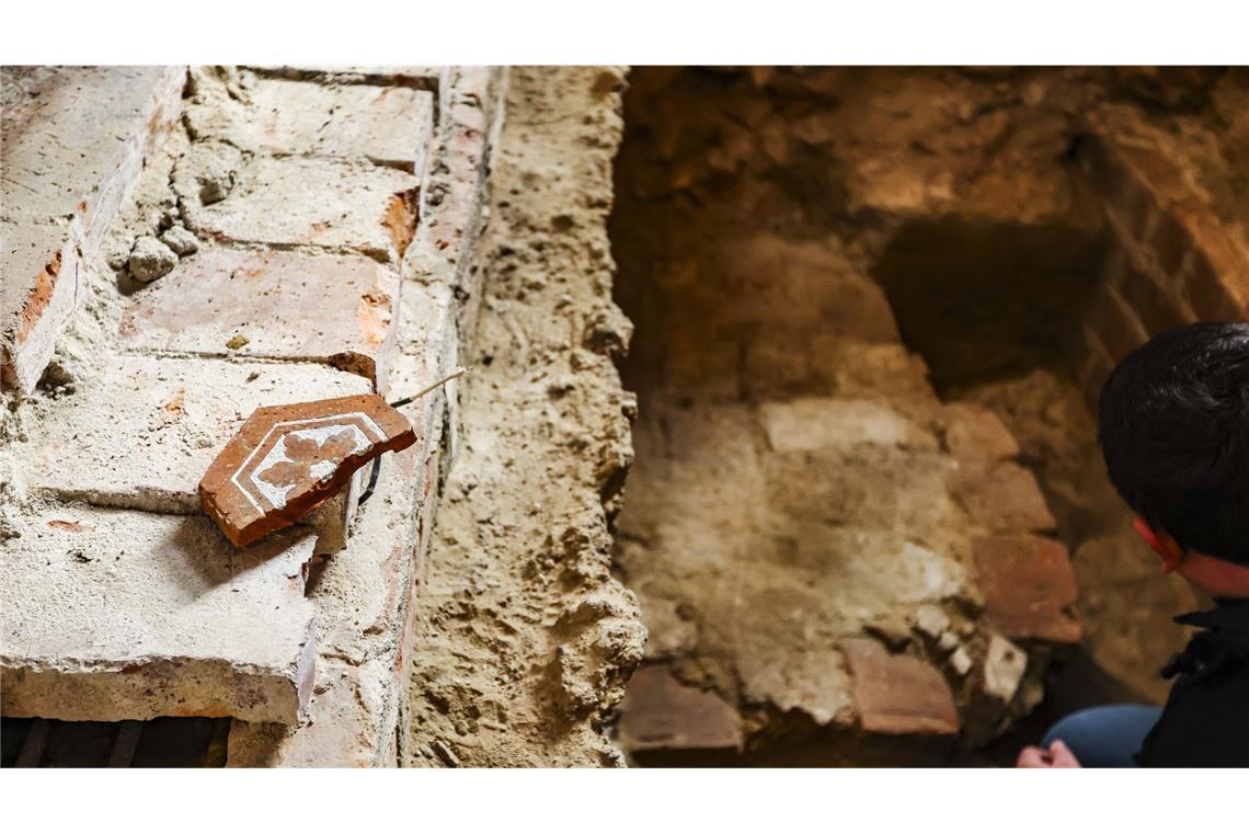 Archäologen finden Reste alter Basilika unter Lübecker Marienkirche Ein Fundstück liegt an einer Grabungsstelle in der Lübecker Marienkirche. Im Rahmen der Innenraumsanierung der St. Marienkirche kam es zu erstaunlichen Funden.