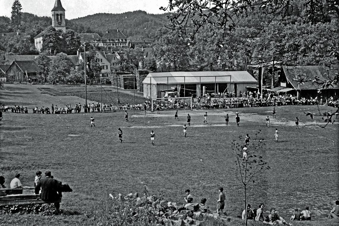 Highlights prägen Blick auf die Vereinsgeschichte Ein Fußball-Einlagespiel und ein Festzelt gab es zum 35. Vereinsgeburtstag im Jahr 1955 (linkes Foto). Seit 2010 veranstaltet der SV Spiegelberg jährlich sein Crossgolf-Turnier für Jedermann.