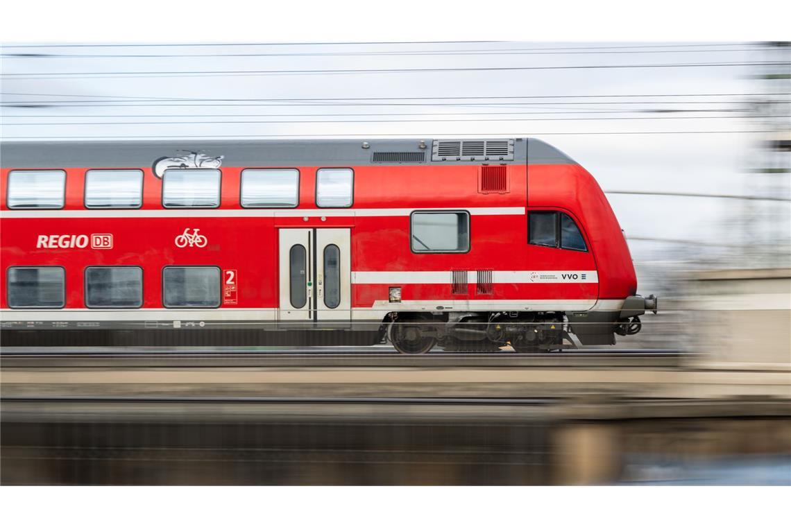 Regionalexpress muss wegen Mensch auf Gleisen anhalten Ein Fußgänger, der die Bahnschienen überquerte, zwang einen Regionalexpress des Kreises Karlsruhe, mitten auf der Strecke plötzlich anzuhalten (Symbolfoto).