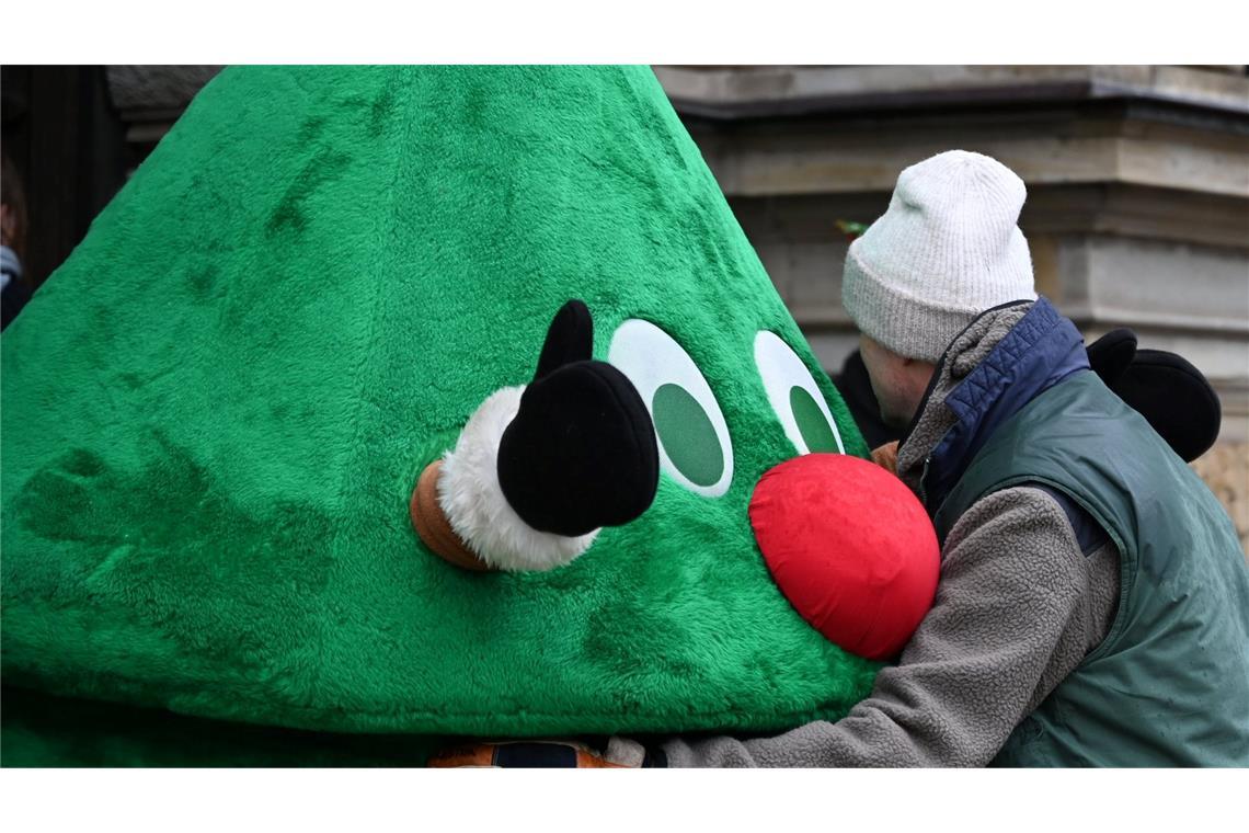 Gärtner stellt heimlich Weihnachtsbaum vor Kita - verurteilt Ein Gärtner muss sich wegen Hausfriedensbruches verantworten, weil er auf einem umzäunten Kita-Gelände heimlich einen Weihnachtsbaum aufgestellt hat. Die Kita hatte sich zuvor gegen einen Baum entschieden.
