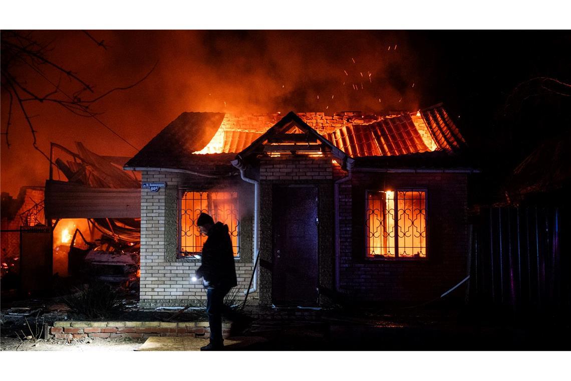 Ein Gebäude steht nach einem russischen Shahed-Drohnenangriff in Flammen.