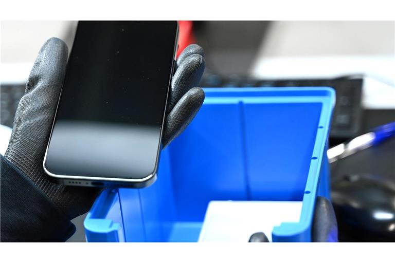 Ein gebrauchtes Smartphone wird generalüberholt und für den Wiederverkauf flottgemacht. (Symbolbild)