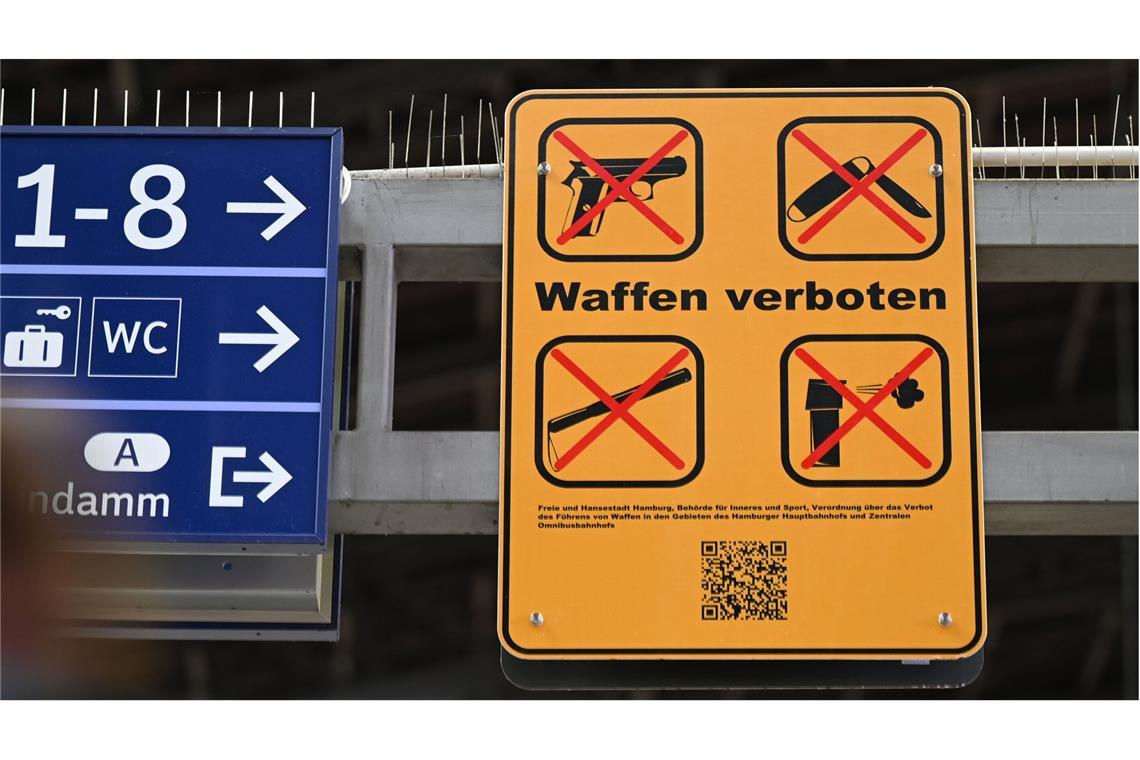 Hamburg erlässt Waffenverbot im Nahverkehr Ein gelbes Schild, das auf das geltende Waffenverbot hinweist, hängt über dem Eingang eines Bahnsteiges am Hauptbahnhof. (Archivbild)