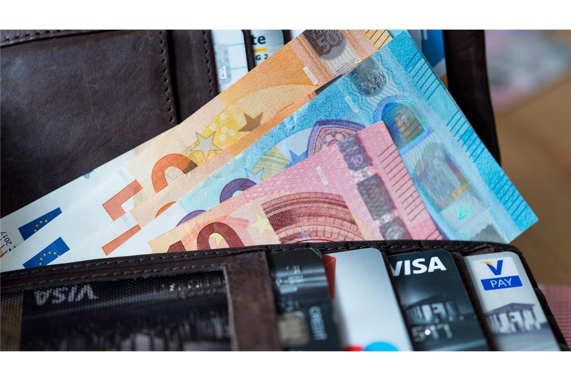 Umfrage: Kartenzahlung übertrumpft Bargeld Ein Geldbeutel mit Scheinen und Karten.