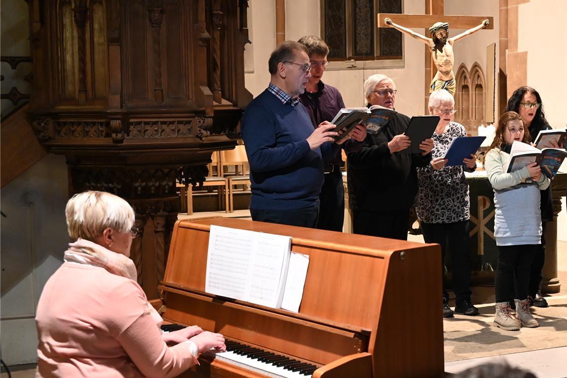 Konzert der Musikschule: Facettenreicher Reigen diverser Ensembles Ein generationenübergreifendes Gesangsensemble unter Leitung von Henriette Schöwitz mit Larisa Posunko (links) als Begleitung am Klavier begeistert die Zuschauer. Fotos: Elisabeth Klaper