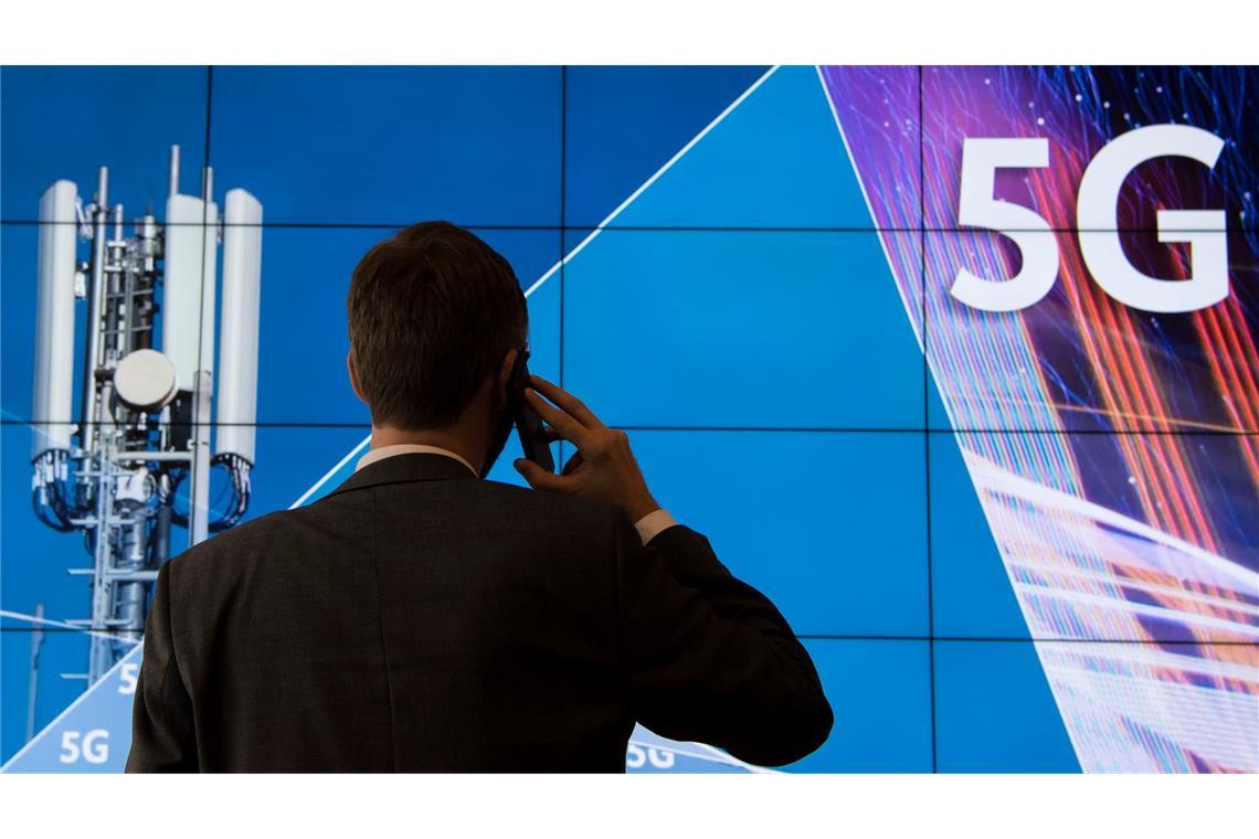 Ein geradezu historisches Bild aus dem Jahr 2019 - ein Mann bei der Frequenzauktion der Bundesnetzagentur.