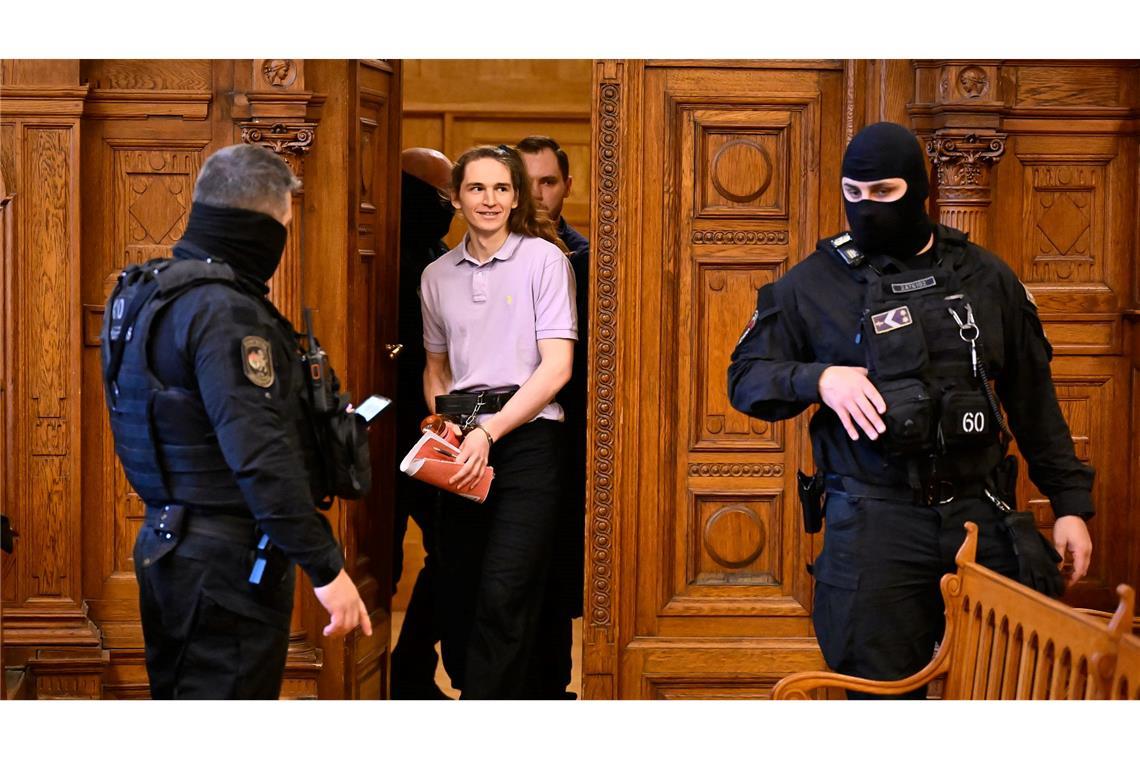 Ein Gericht in Budapest verurteilte die non-binäre deutsche Person Maja T. wegen Gewalt gegen Rechte zu acht Jahren Gefängnis.