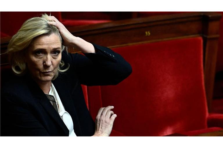 Ein Gericht in Frankreich hat die rechtsnationale französische Spitzenpolitikerin Marine Le Pen wegen der Veruntreuung öffentlicher Gelder verurteilt.