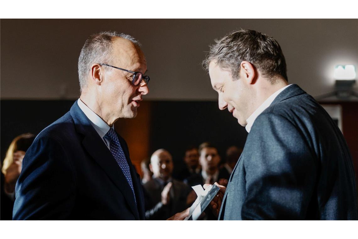Ein Gespräch unter Kollegen: Regierungschef Merz und Vizekanzler Klingbeil unterhalten sich auf dem Empfang zu Merz' 70. Geburtstag.
