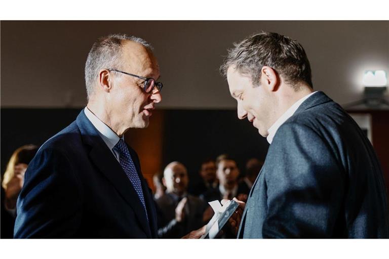 Ein Gespräch unter Kollegen: Regierungschef Merz und Vizekanzler Klingbeil unterhalten sich auf dem Empfang zu Merz' 70. Geburtstag.