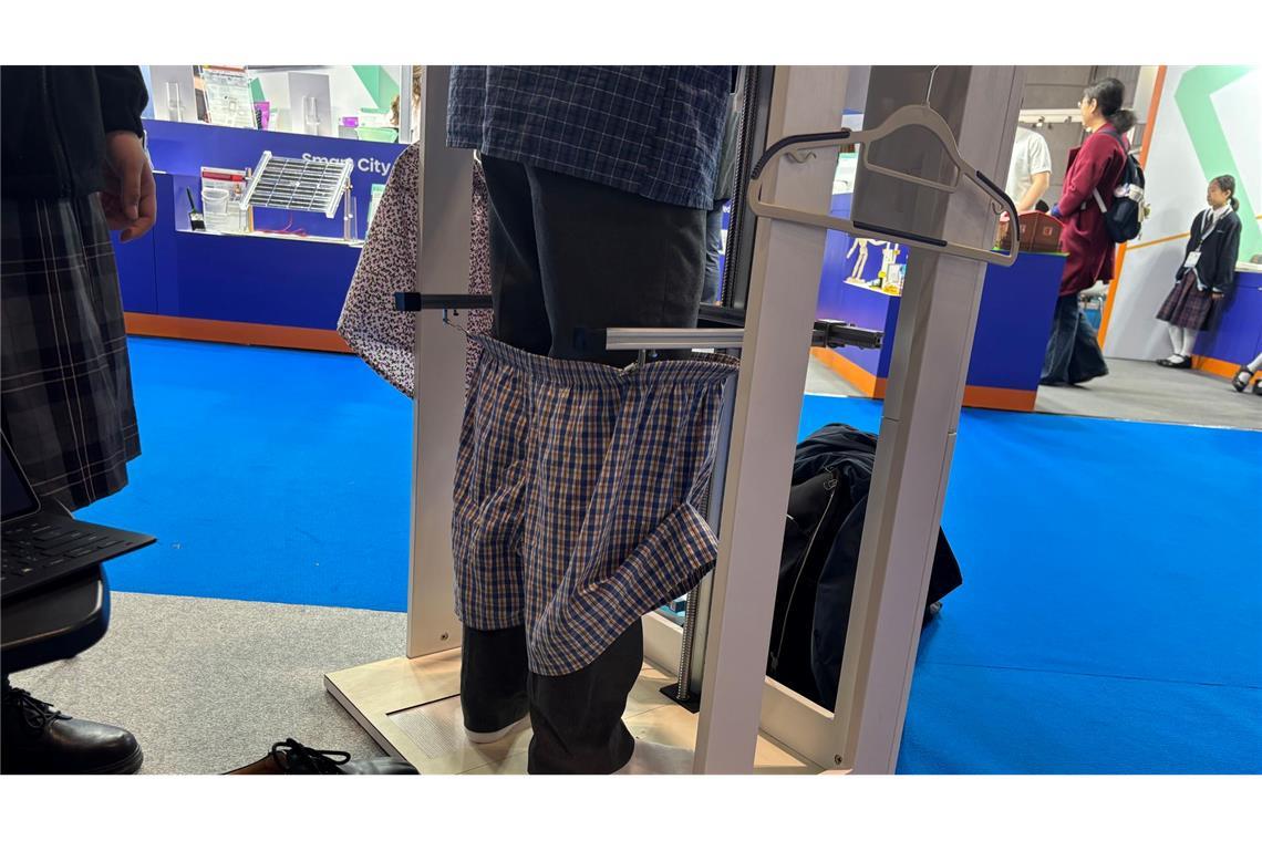 Die Hosenanziehhilfe und andere Erfindungen Ein Gestell zieht auf Knopfdruck die Hose hoch.