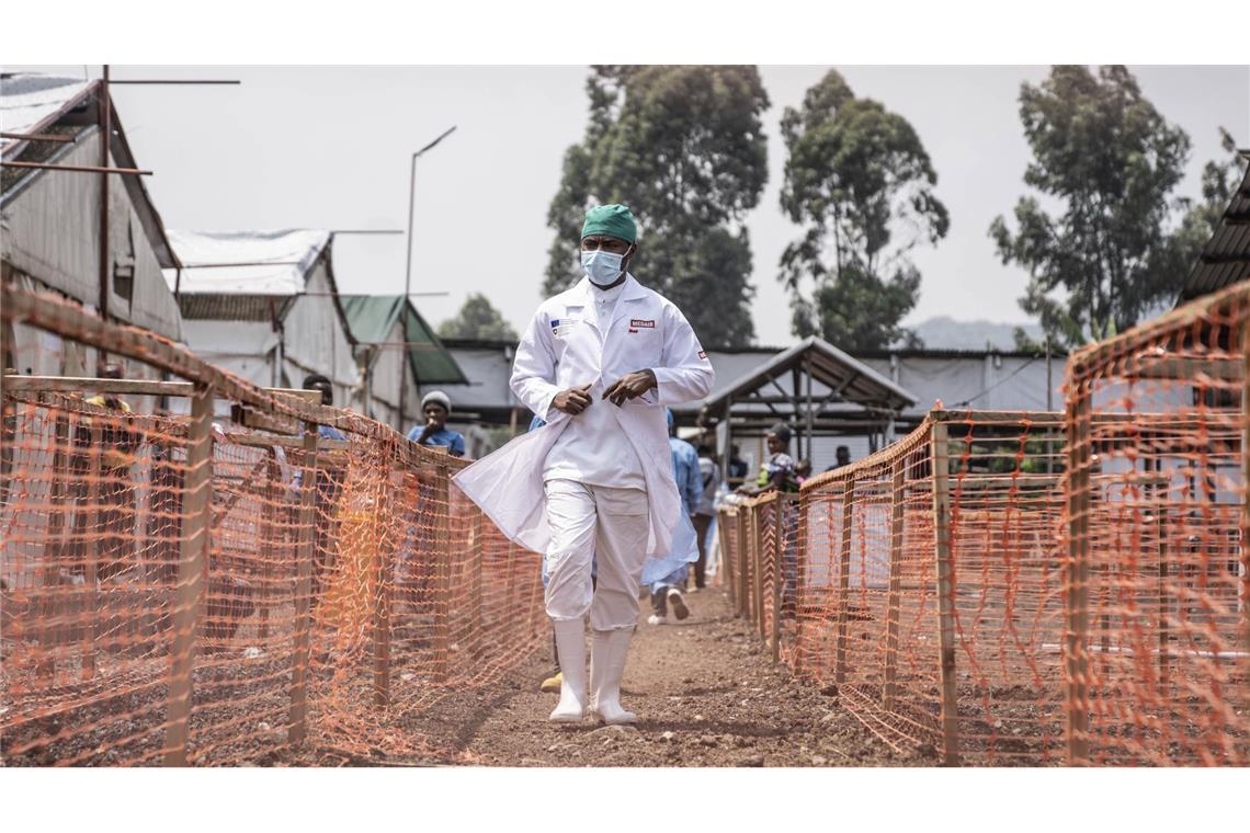 Was man über die unbekannte Krankheit im Kongo weiß Ein Gesundheitsarbeiter geht an einem Mpox-Behandlungszentrum in der Demokratischen Republik Kongo vorbei. Zusätzlich mit dem andauernden Ausbruch gibt nun eine neue Krankheit Rätsel auf.