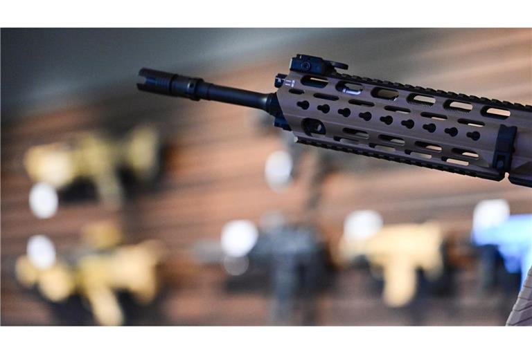 Ein Gewehr von Heckler & Koch in einem Ausstellungsraum der Firma in Oberndorf.
