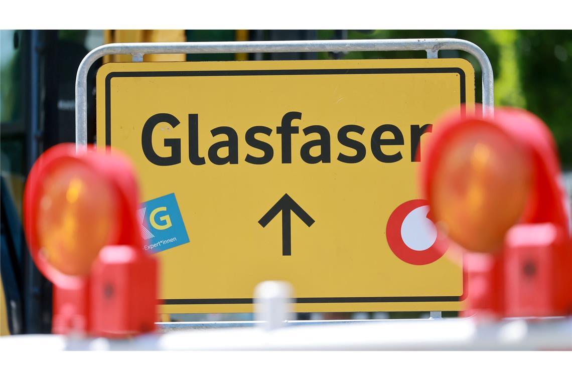 Ein Glasfaser-Schild der Vodafone-Tochter OXG an einer Baustelle.