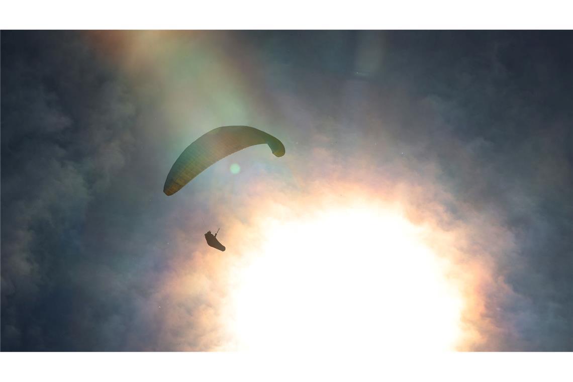 Gleitschirmflieger in China auf über 8.000 Meter gesogen Ein Gleitschirmflieger in China geriet ungewollt in eisige Höhen. (Symbolbild)