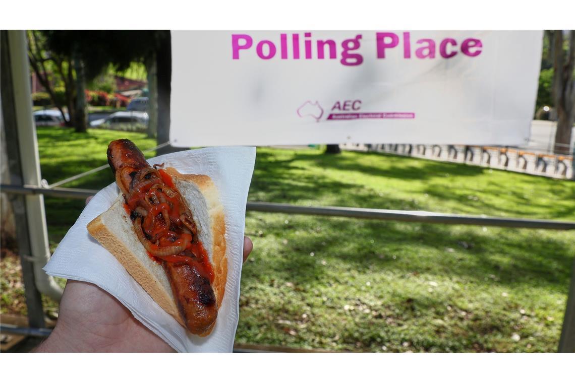 Kuriosum in Down Under: Demokratiewurst am Wahltag Ein Grillwürstchen mit Zwiebeln und Ketchup gehört in Australien fest zum Wahltag - alles für den guten Zweck.