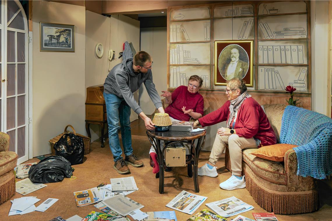 Ein großartiges Chaos: Florian (Axel Harsch) hilft beim Aufräumen, seine Mutter Kerstin (Petra Neumann) ist mit ihren spitzen Bemerkungen wenig hilfreich und die gutmütige Lisbeth (Elke Döderlein) wird davon überrumpelt. Foto: Stefan Bossow