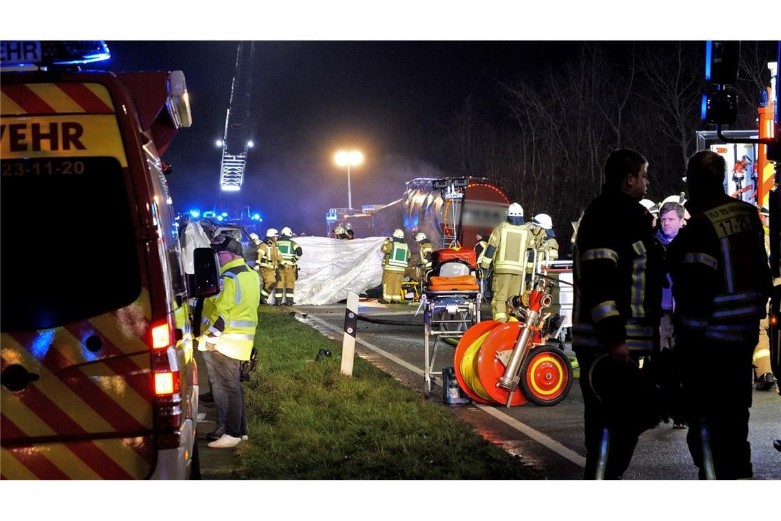 Fünf Männer sterben bei Frontalcrash westlich von Bremen Ein Großaufgebot von Feuerwehr und Rettungskräften war im Einsatz.
