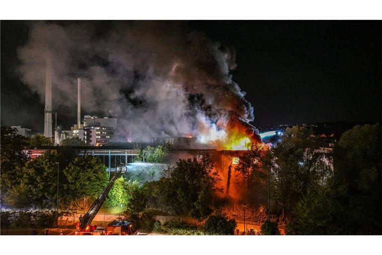 Ein Großbrand beschäftigte Polizei und Feuerwehr am Mittwochabend in Ulm.