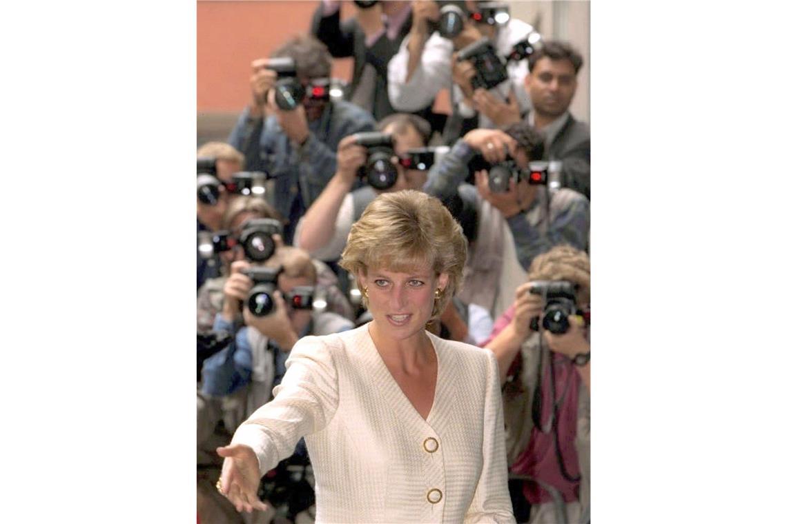 Ein große Schar von Fotografen zückt die Kameras, als Prinzessin Diana vor dem Mortimer Market Centre-Krankenhaus für HIV-Infizierte und AIDS-Kranke in London, Großbritannien, eintrifft. Zwischenzeitlich galt Diana als berühmteste und meistfotografierte Frau der Welt.