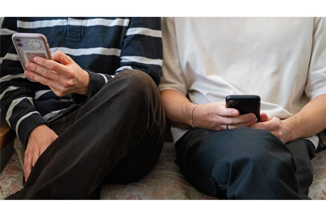 Studie: Mehrheit der Jugendlichen scheitert am Handyverzicht Ein großer Teil der Jugendlichen will soziale Medien im Internet weniger nutzen, schafft es zugleich aber nicht. (Archivbild)