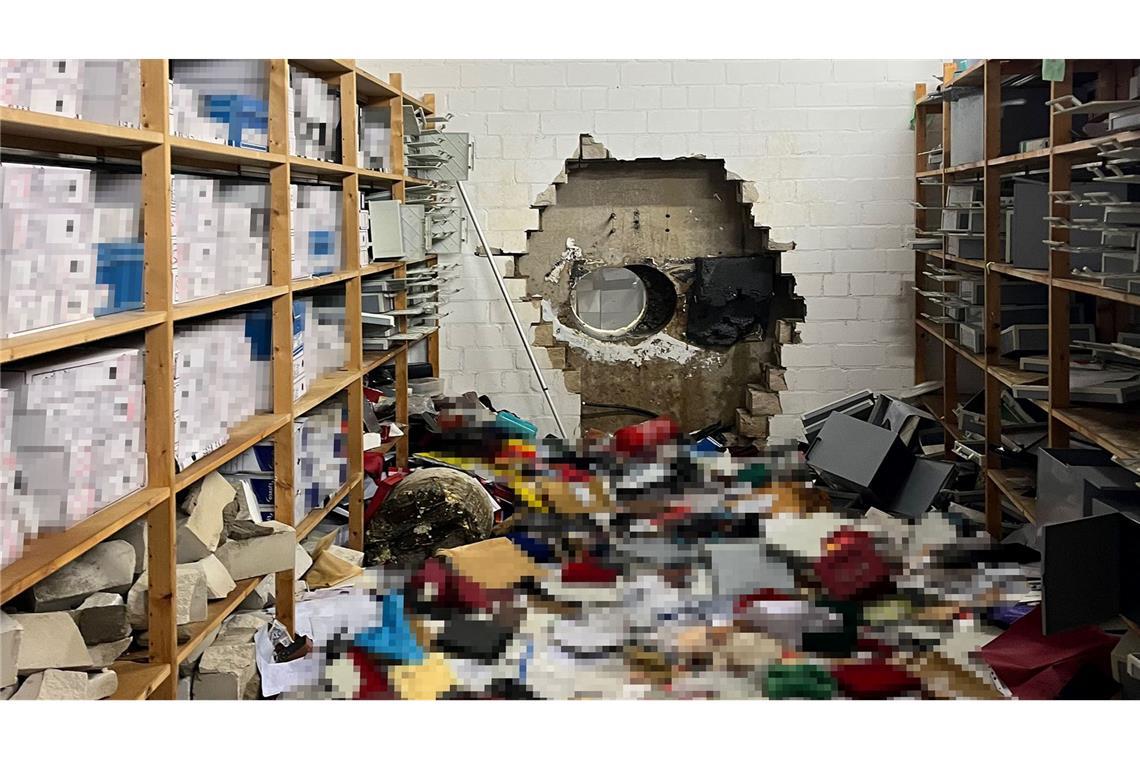 Ein großes Loch ist in der Wand zum Tresorraum der Sparkasse zu sehen. (Archivbild)