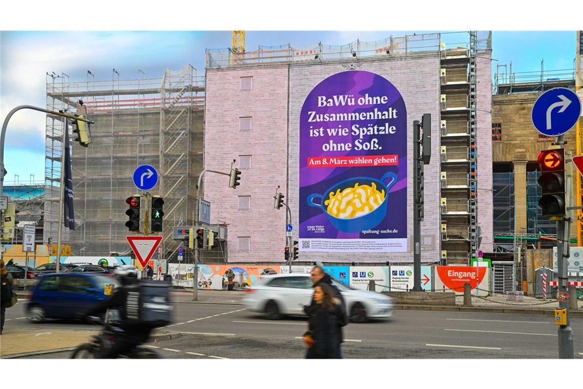 Ein großes Transparent am Hauptbahnhof in Stuttgart macht auf die Landtagswahl am 08. März aufmerksam.