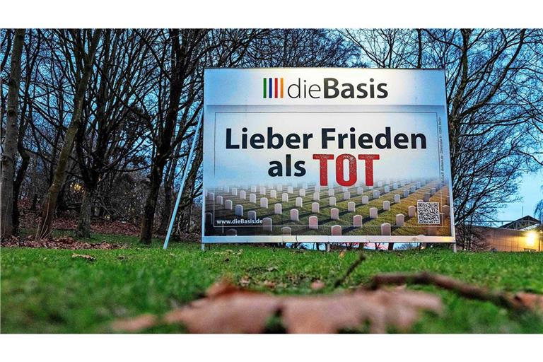 Ein großes Wahlplakat der Basisdemokratischen Partei Deutschlands.