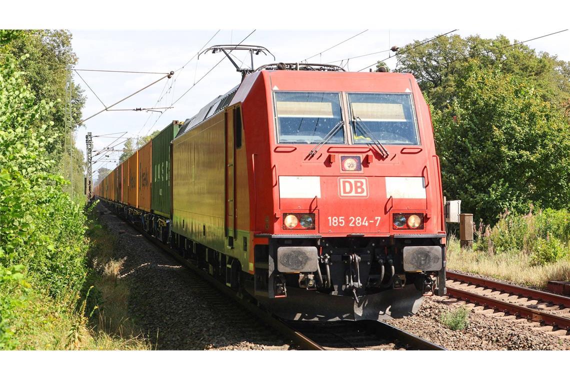 Mann zieht Freundin an den Haaren über den Bahnsteig – Notbremsung Ein Güterzug musste aufgrund des Streits unvermittelt halten. (Symbolbild)