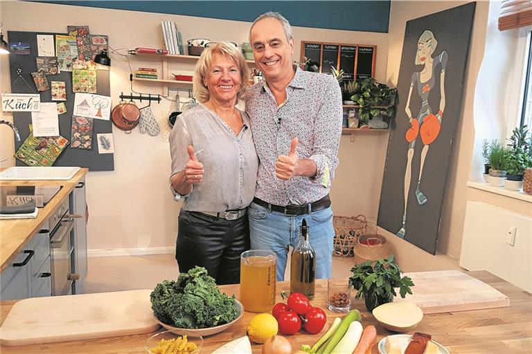 Ein gutes Team: Waltraud Butsch und Christian Rach. Zusammen kochen sie eine Minestrone mit Petersilienpesto. Foto: privat