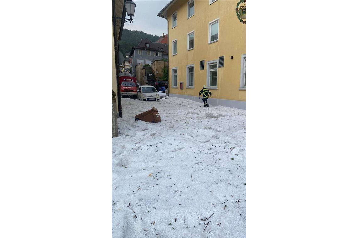 Ein halber Meter Hagel lag im Ort.