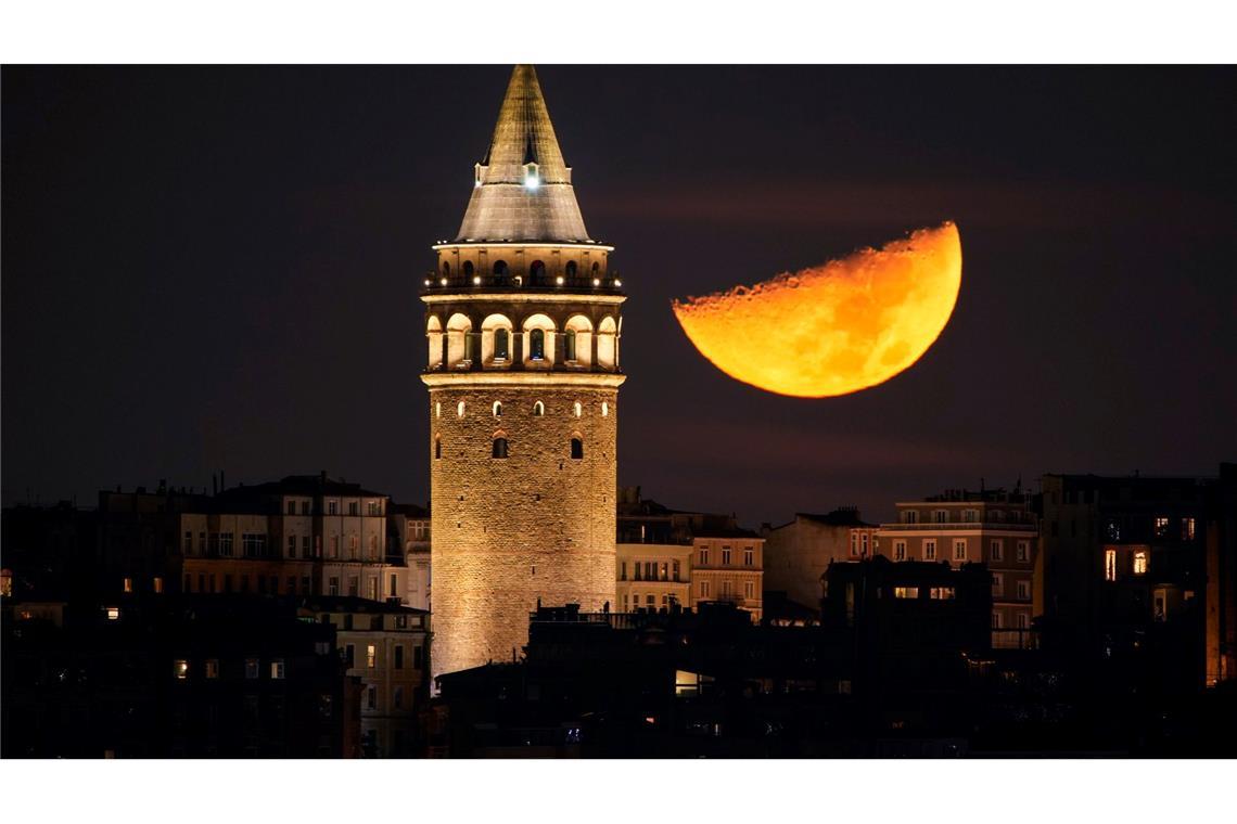 Bilder des Tages Ein Halbmond geht neben dem Galata-Turm in Istanbul unter.