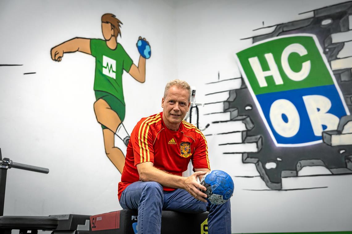 Die Erfolgsrezepte der Ergebnispropheten Ein Handballer mit Fußballexpertise: Rainer Rühle in einem alten Trikot der Spanier, auf deren EM-Titel er getippt hat. Foto: Alexander Becher
