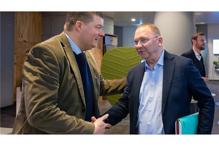 Ein Handschlag zur Begrüßung – noch keine Einigung: die Verhandlungsführer Andreas Dressel (TdL, links) und Frank Werneke (Verdi) in Potsdam.