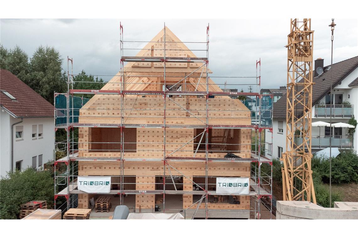 Dieses Haus mauern Maurer mit Schadholz Ein Haus, das bereits steht.