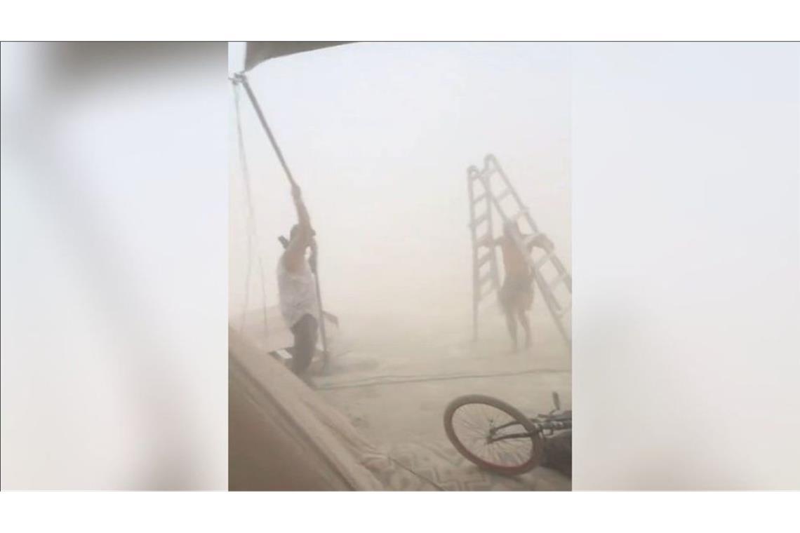 Schwerer Sandsturm trifft Burning Man Festival Ein heftiger Sandsturm hat kurz vor Beginn des Burning Man Festivals für Chaos gesorgt.