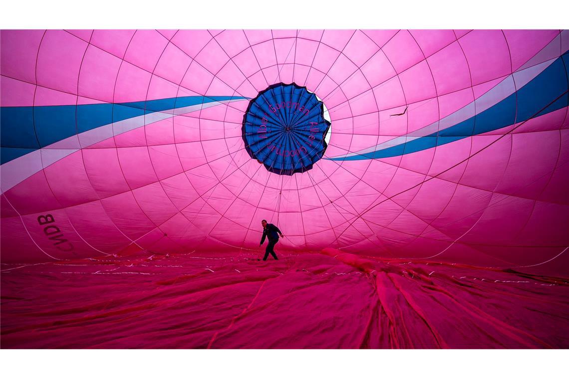 Ein Heißluftballonpilot prüft die Innenverankerung der Ballonhülle. Die jährliche Bristol Balloon Fiesta ist für den 7. bis 9. August geplant.