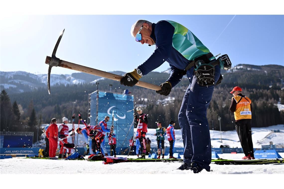 Ein Helfer präpariert die Strecke in Tesero.