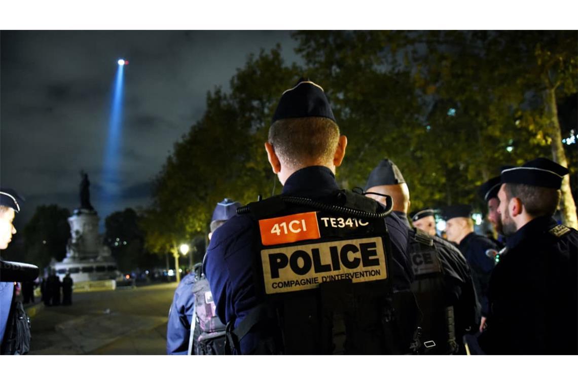 Ein Helikopter der Polizei überfliegt am 20. Oktober 2026 den Place de la Republique in Paris. Die Sicherheitskräfte rechnen an diesem Wochenende wieder mit schweren Unruhen und rüsten sich für die Proteste. 